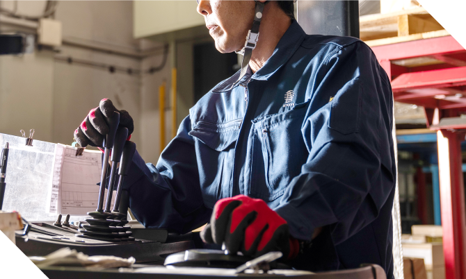 フォークリフトに乗る冨士倉庫運輸のスタッフ