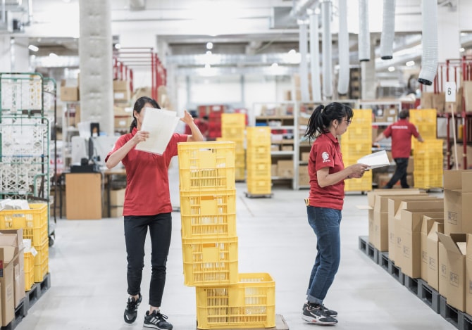 倉庫で仕分けを行うスタッフ