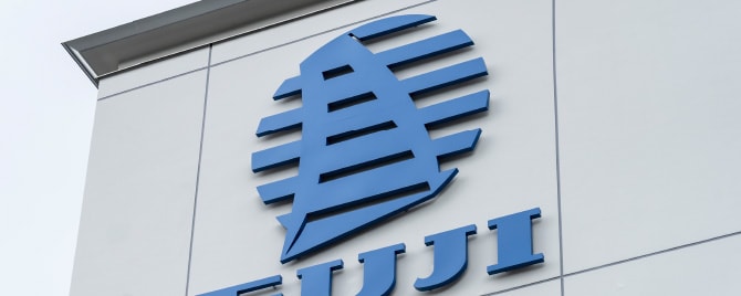 社屋の外壁に付けられた冨士倉庫運輸株式会社のロゴマーク
