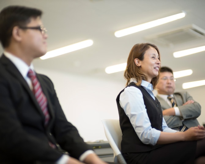 会議室でのミーティングの様子